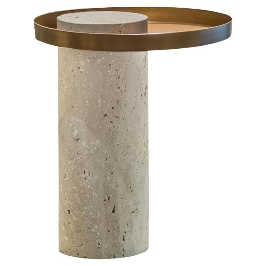 Salute Tisch Weißes Travertin-Säulentablett mit Kupfertablett von La Chance im Angebot