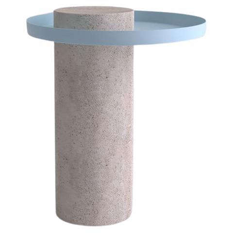 Salute Tisch Weißes, Säulentisch aus Travertin, hellblaues Tablett von La Chance