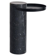Table Salute 57hcm avec colonne en marbre noir Plateau noir par La Chance