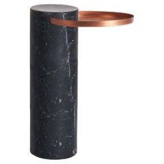 Table Salute 57hcm à colonne en marbre noir et plateau en cuivre par La Chance
