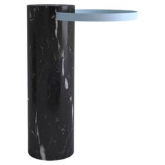 Table Salute 57hcm Colonne en marbre noir Plateau bleu clair Par La Chance
