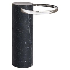 Table Salute 57hcm avec colonne en marbre noir et plateau en acier poli par La Chance