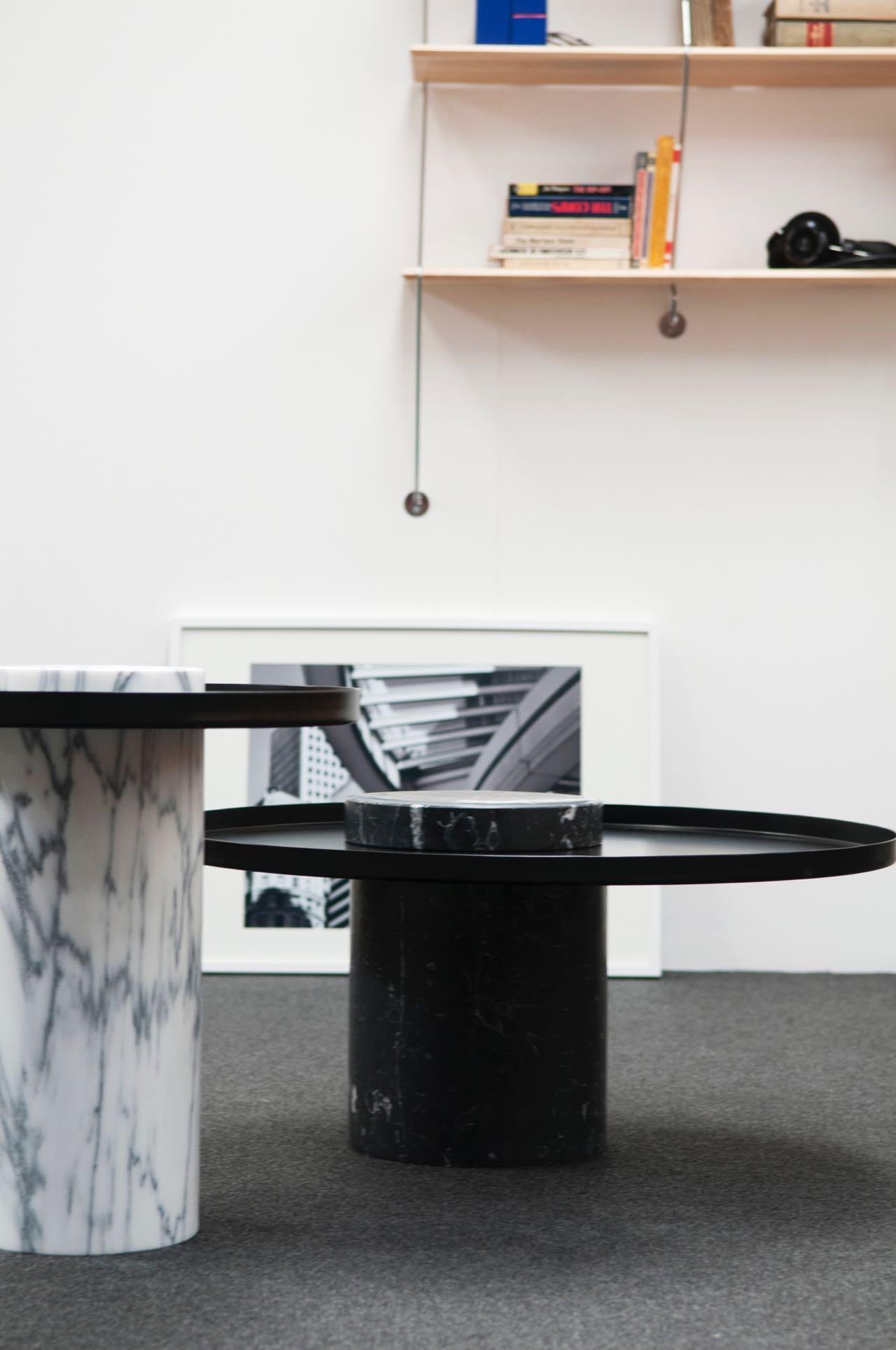 Salute Tisch 57hcm, weißer Marmor, Säulentisch, schwarzes Tablett von La Chance (21. Jahrhundert und zeitgenössisch) im Angebot
