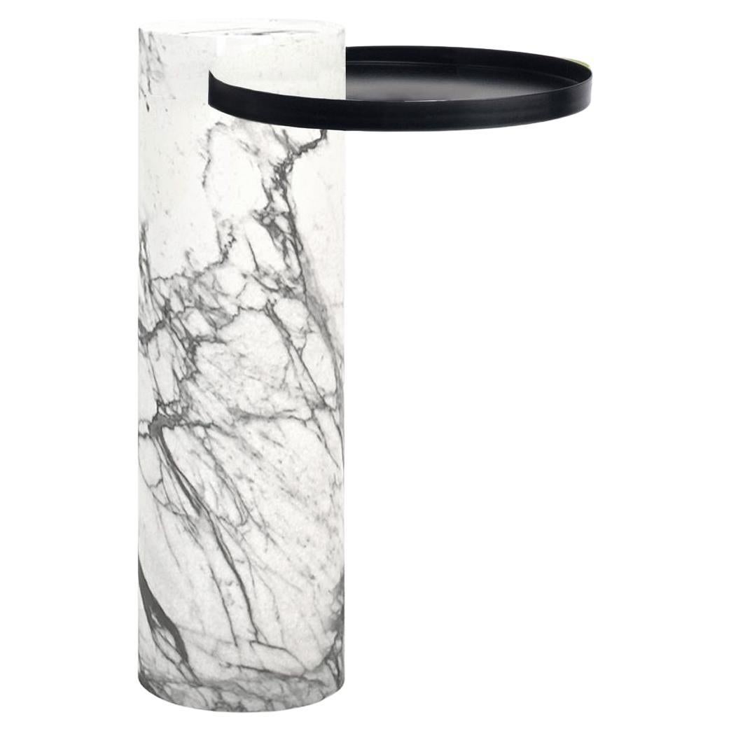 Salute Tisch 57hcm, weißer Marmor, Säulentisch, schwarzes Tablett von La Chance