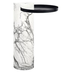 Table Salute 57hcm avec colonne en marbre blanc Plateau noir par La Chance