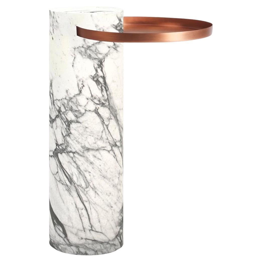 Salute Tisch 57hcm, weißer Marmor, Säulentablett, Kupfertablett von La Chance