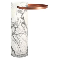 Salute Tisch 57hcm, weißer Marmor, Säulentablett, Kupfertablett von La Chance