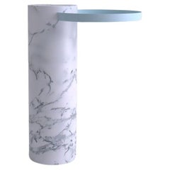 Table Salute 57hcm avec colonne en marbre blanc et plateau bleu clair par La Chance