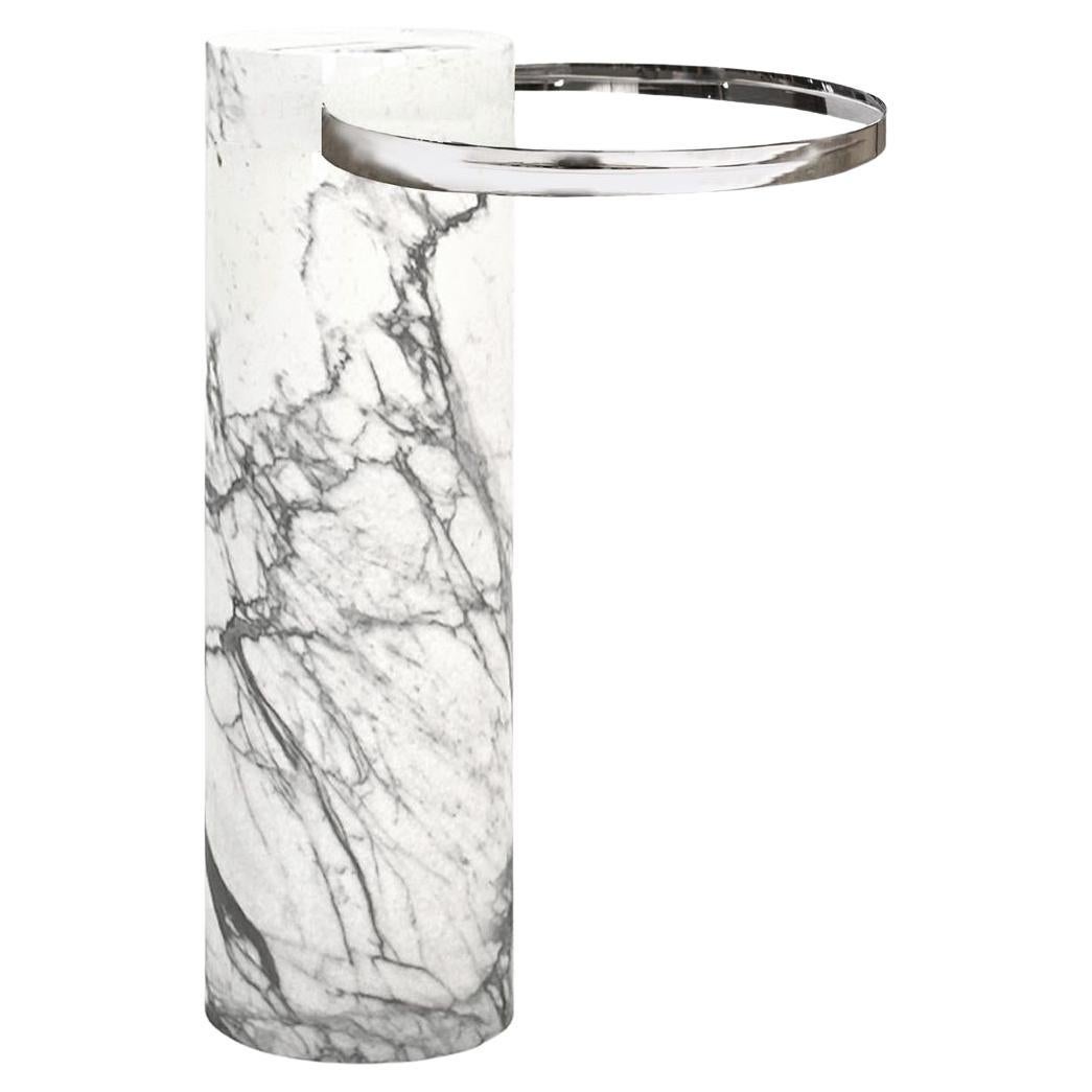 Salute Tisch 57hcm Weißer Marmor Säulentablett aus poliertem Stahl von La Chance im Angebot