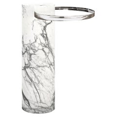 Table Salute 57hcm avec colonne en marbre blanc et plateau en acier poli par La Chance