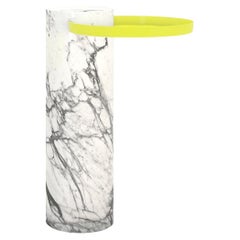Table Salute 57hcm avec colonne en marbre blanc Plateau jaune par La Chance