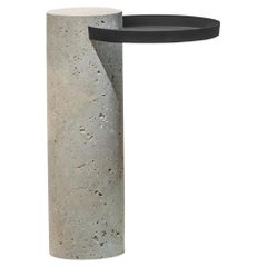 Table Salute 57hcm à colonne en travertin blanc et plateau noir par La Chance