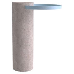 Table Salute 57hcm avec colonne en travertin blanc et plateau bleu clair par La Chance