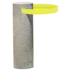 Table Salute 57hcm à colonne en travertin blanc Plateau jaune par La Chance