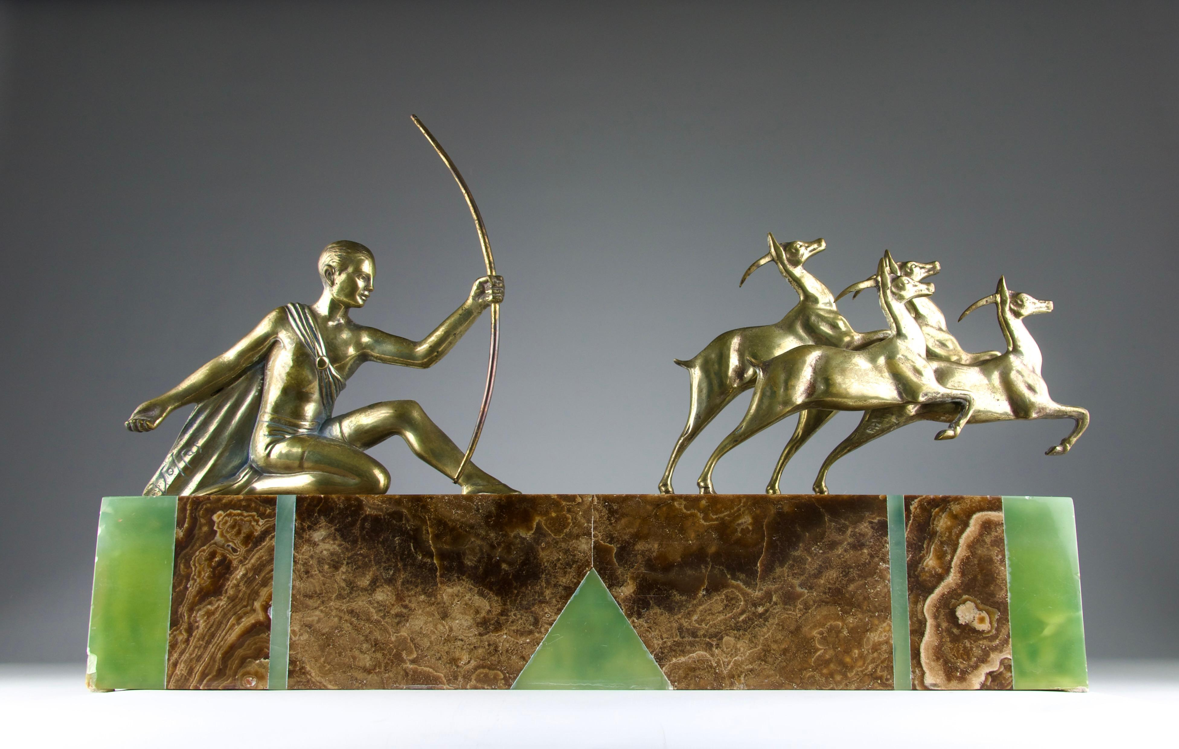 Superb and rare sculpture of the hunt by Salvado Voltas. In bronze with medalized patina on a base of green and brown white veined alabaster, Spanish Art Deco school around 1920.

In good general condition. Patina of time on bronze and slight signs
