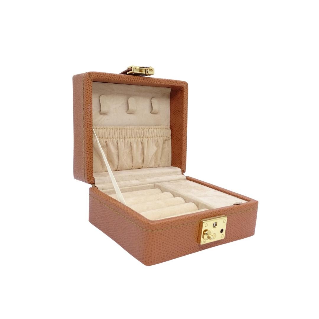 Beautiful jewelry box in extraordinary camel-colored leather, from the prestigious Spanish company Salvador Bachiller.
In the form of a small briefcase with interior compartments for storing jewelry, a gold metal closure with the name of the company