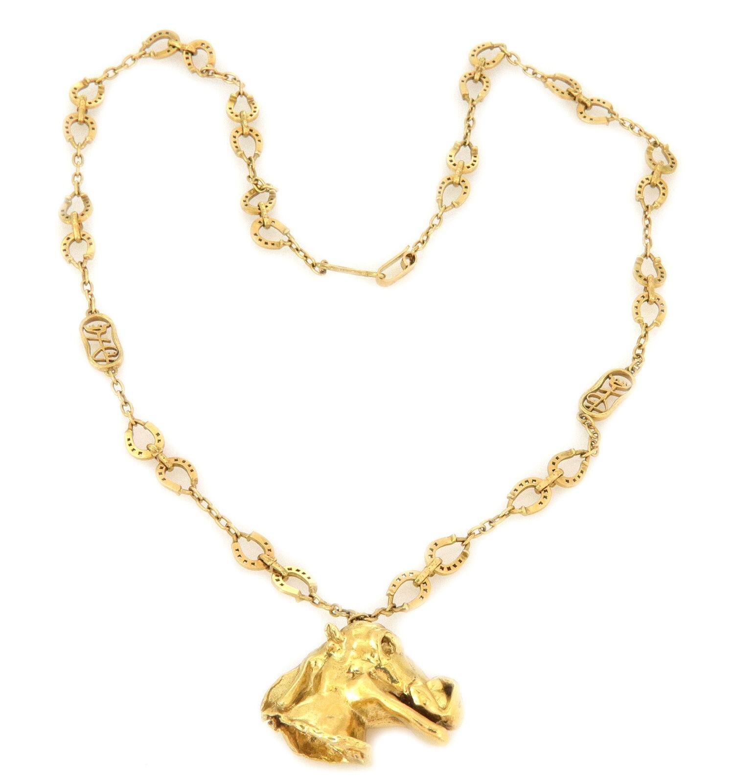 Rara creación de Salvador Dalí, conocido por sus diseños únicos e interesantes. Este colgante y cadena ecuestres auténticos de edición limitada están fabricados en oro amarillo de 18 quilates y presentan una intrincada y detallada cabeza de caballo