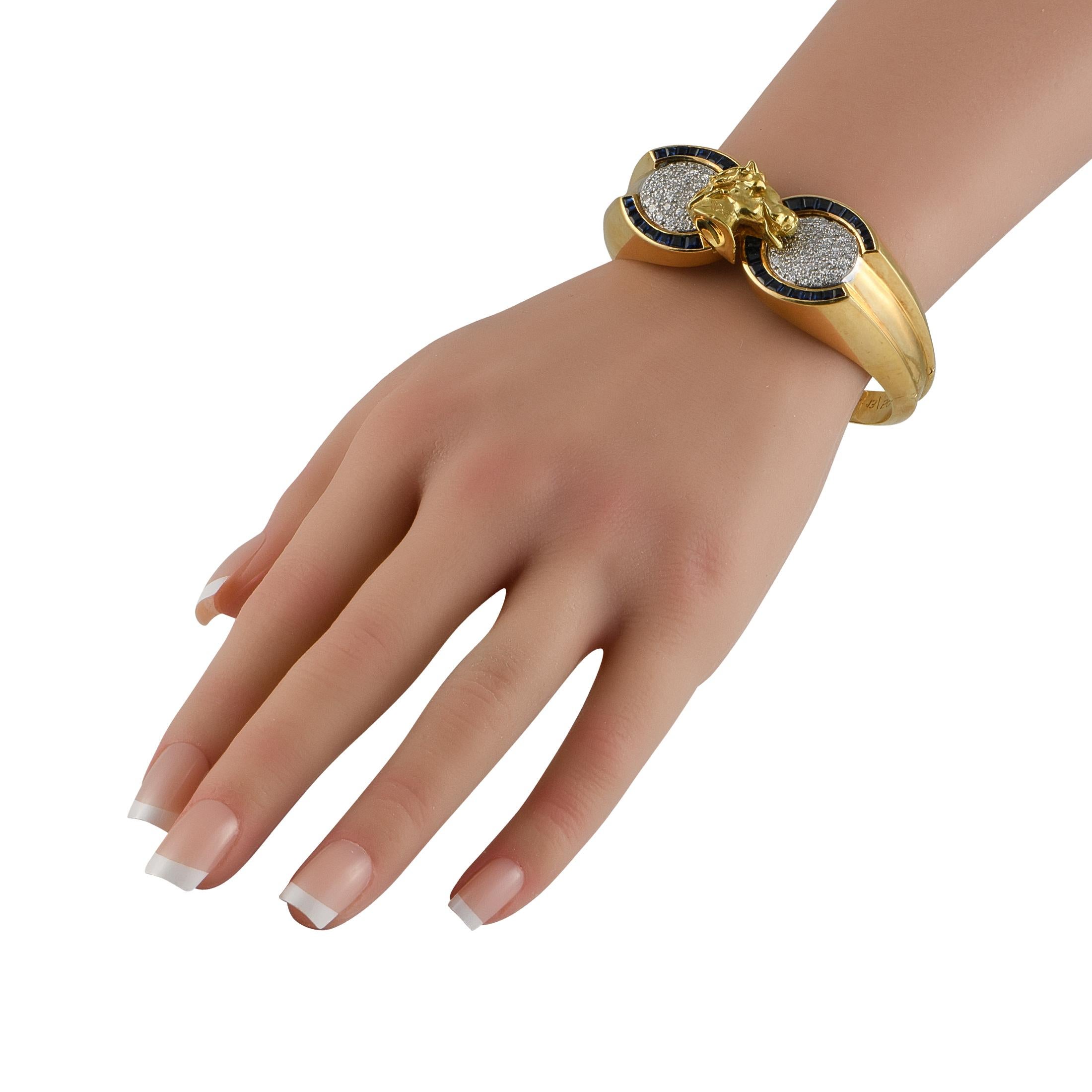 Ce superbe bracelet Salvador Dali est une pièce en édition limitée qui rehaussera toute collection de bijoux. Les lignes courbes ajoutent de l'élégance à la monture simple en or jaune 18 carats. Au sommet, 1,95 carats de diamants étincelants sont