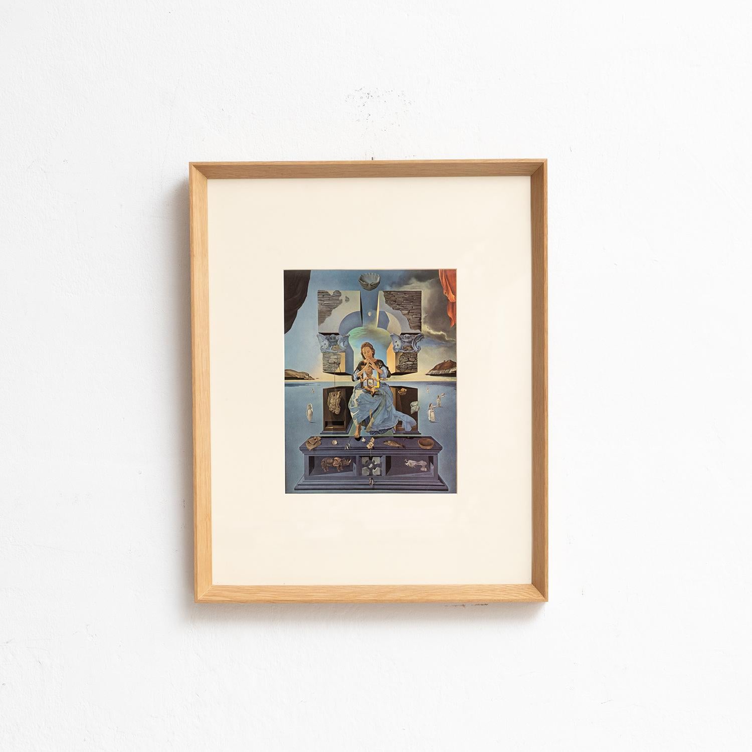 Tauchen Sie ein in die fantastische Welt von Salvador Dalí mit diesem fesselnden Farbklischee, das 1957 von Editions du Chêne in Paris, Frankreich, sorgfältig herausgegeben wurde. Eingefasst in einen wunderschönen Massivholzrahmen mit einer Höhe von