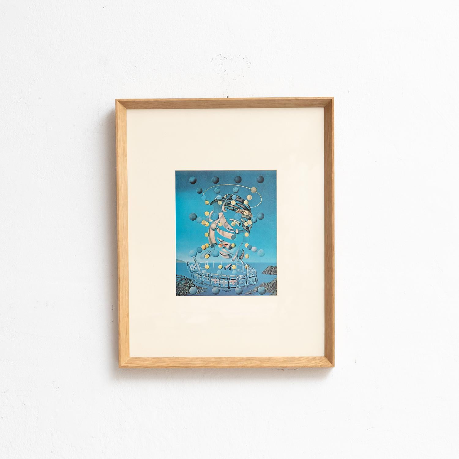 Adéntrate en el fantástico mundo de Salvador Dalí con este cautivador cliché en color, meticulosamente editado por Editions du Chêne en París, Francia, en 1957. Enmarcado en un hermoso marco de madera maciza de 54 cm de alto, 43,5 cm de ancho y 3,5