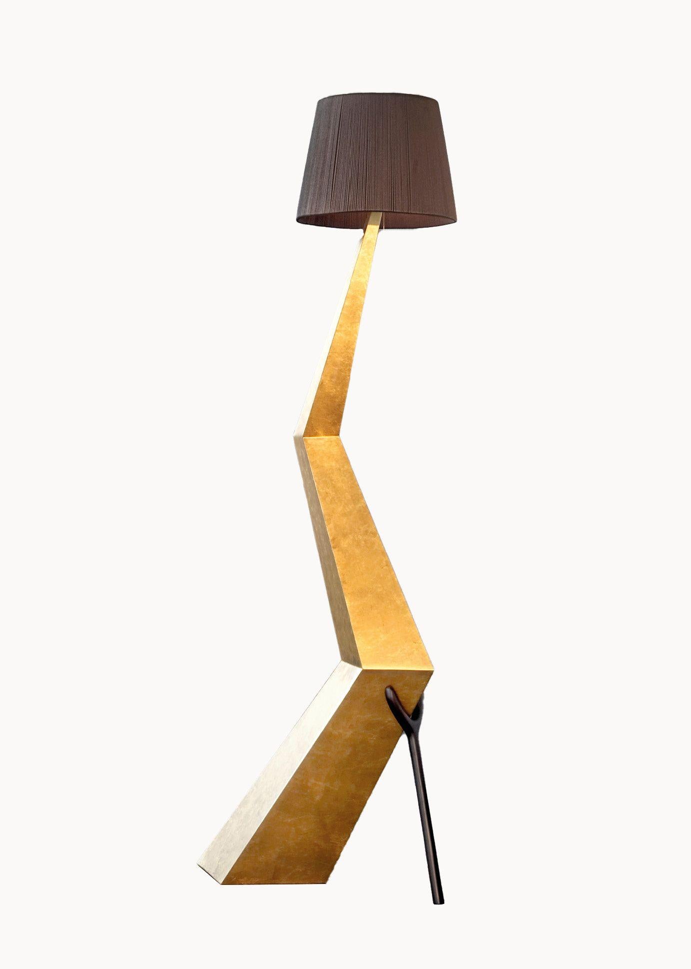 Bracelli-Lampe, entworfen von Dali, hergestellt von BD im Jahr 2009.

Paneelstruktur mit feinem Blattgold überzogen und nachgedunkelt.
Lampenschirm in schwarzer Farbe Baumwolle und Viskose.

Maße: 37 x 64 x H.180 cm 

Limitierte Auflage von