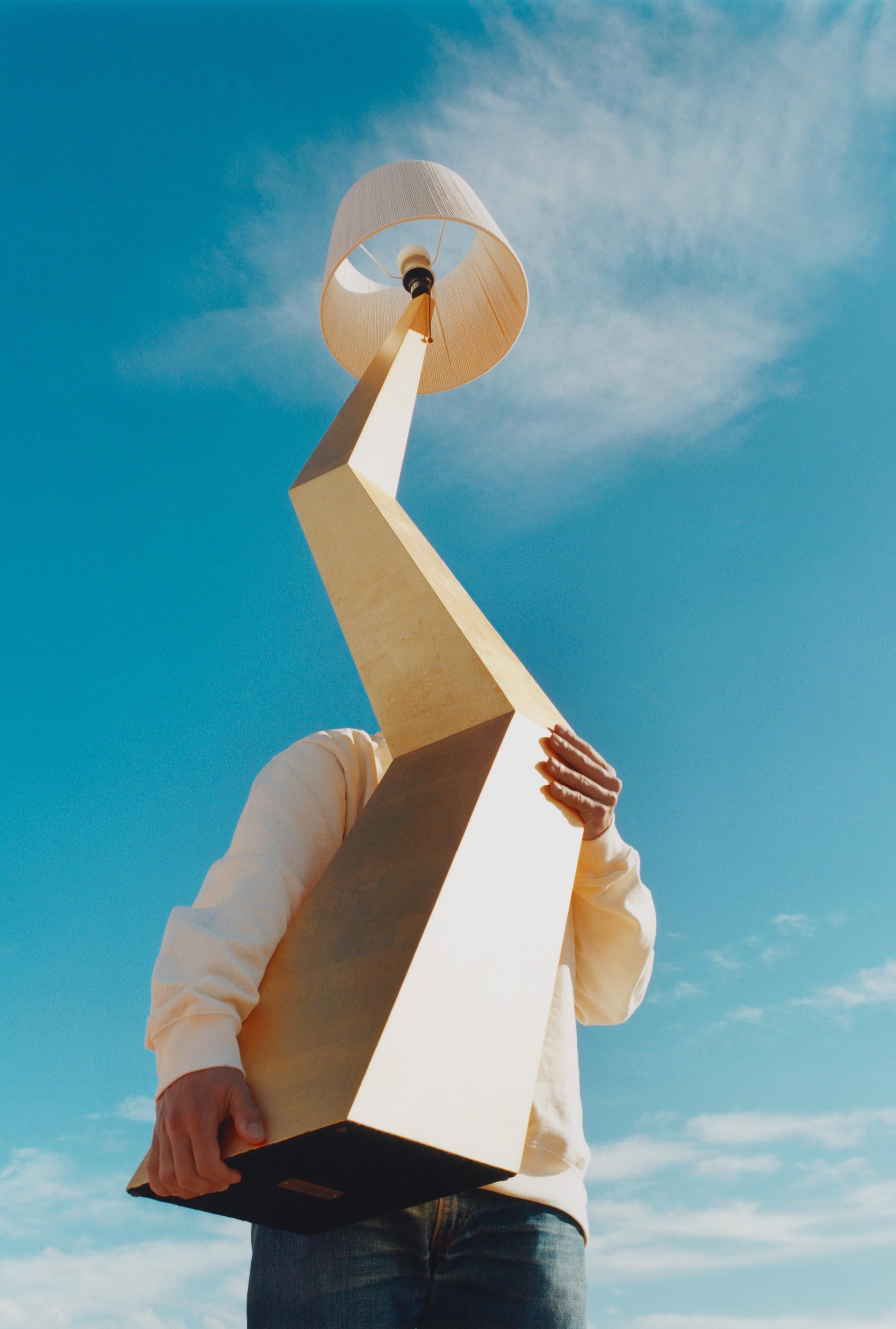Une lampe sur pied qui correspond à l'œuvre de Jean Michel Franks, adoptée par Dalí pour sa maison de Port Lligat. Le piédestal pyramidal en zigzag est recouvert de feuilles d'or, métal noble qui était l'une des obsessions de Dalí. La Muleta vient
