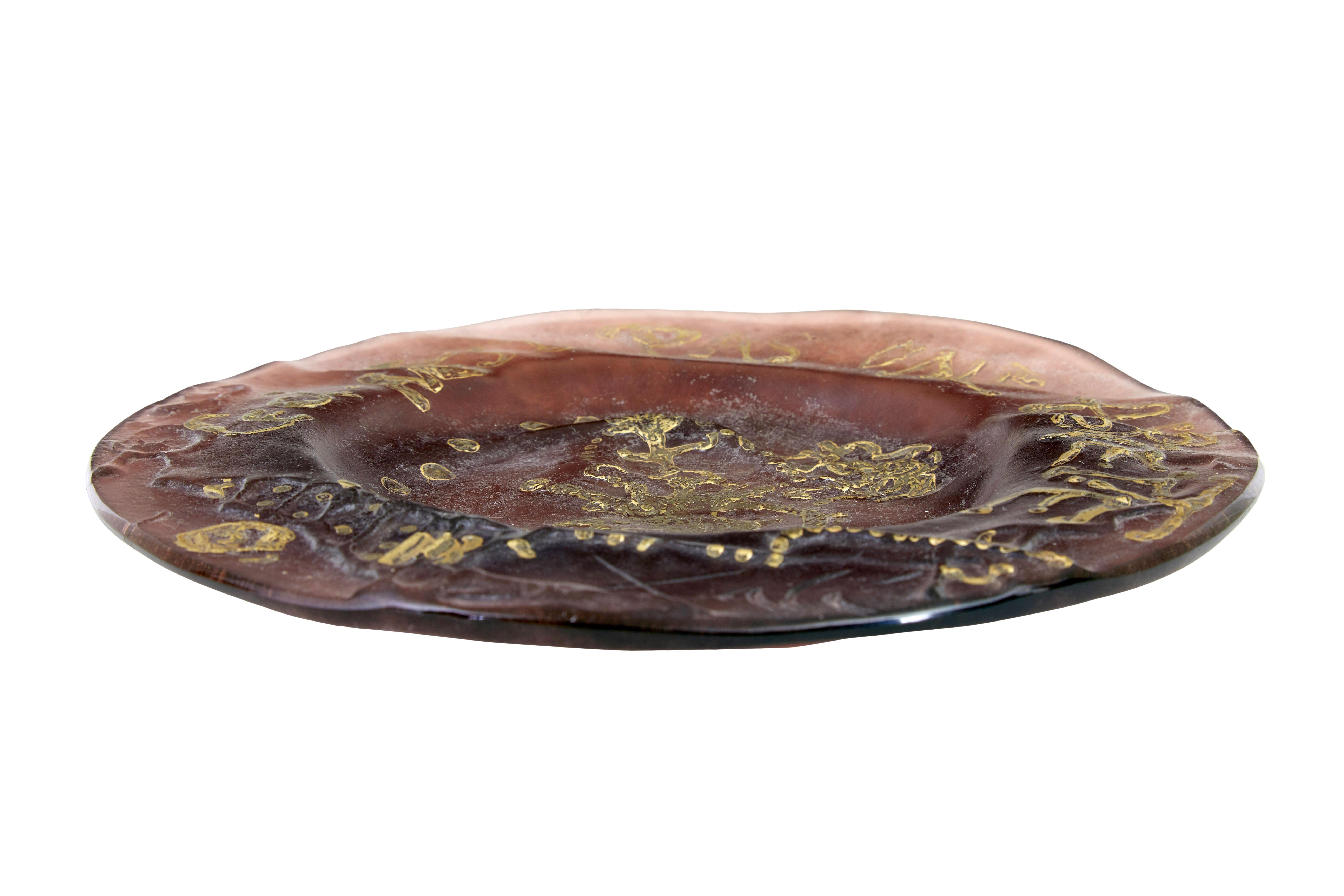 Here we present number 913 / 2000 art glass plate by Salvador Dali.

Made with friend Jacques Daum in the 1970's and titled 'ceci n'est pas une assiette' which means 'this is not a plate'.  Dali being a surrealist using every day items to challenge
