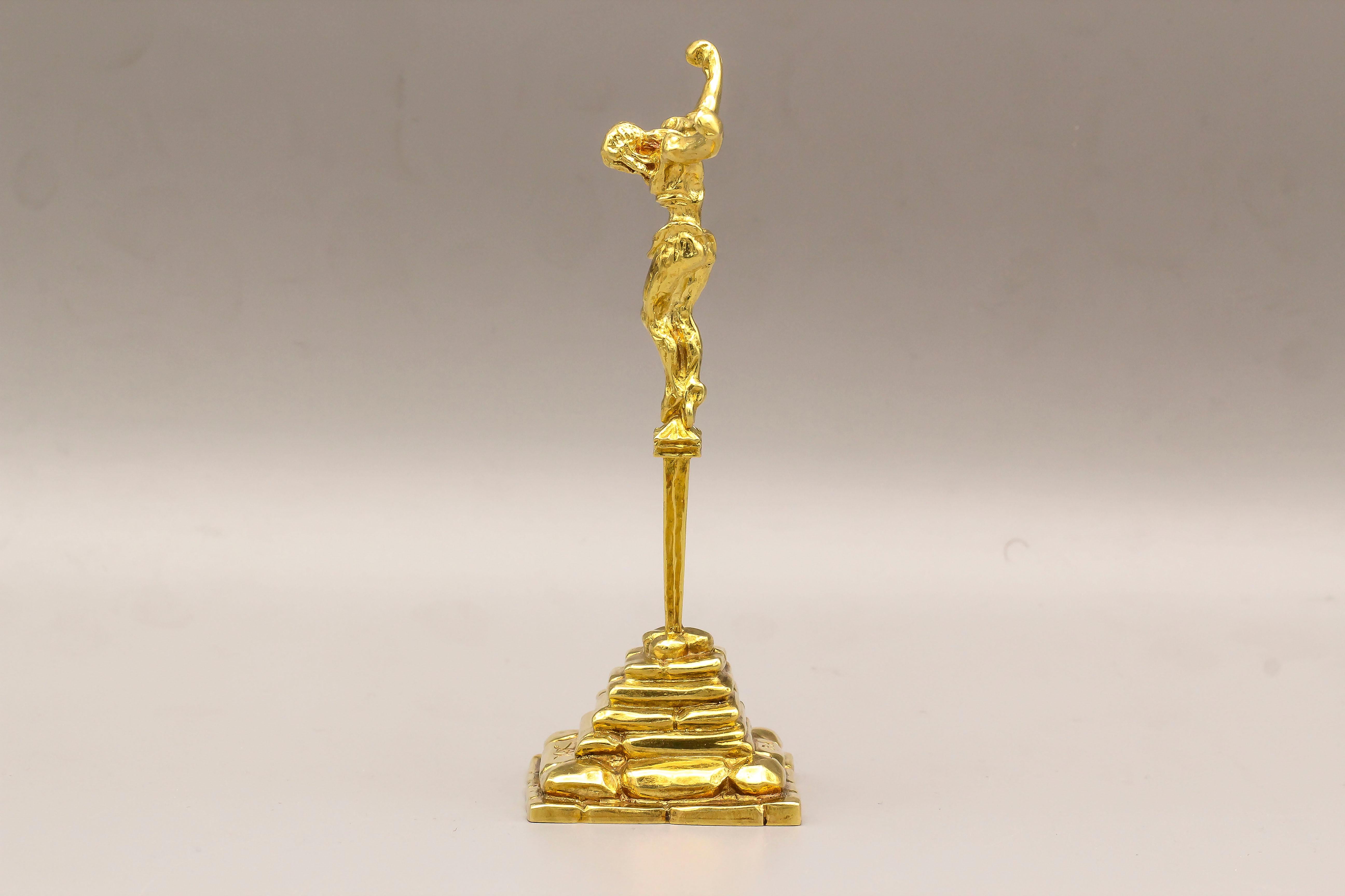 Fina y rara estatuilla Dalí del Cristo de San Juan de la Cruz de oro de 18 quilates, hacia la década de 1970.  Firmado Dalí y PA.  4,5 pulgadas de alto y 109,2 gramos de peso.
