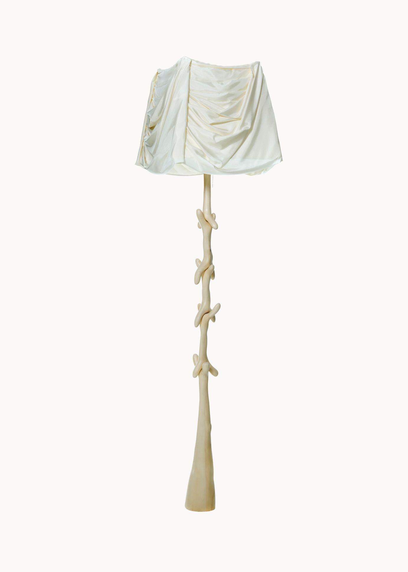 Illuminez votre espace avec une lampe sur pied unique, conçue par Salvador Dali et fabriquée par BD furniture à Barcelone. La structure sculptée Muletas et Cajones, en bois de tilleul verni pâle, est dotée d'un abat-jour en lin beige qui ajoute une