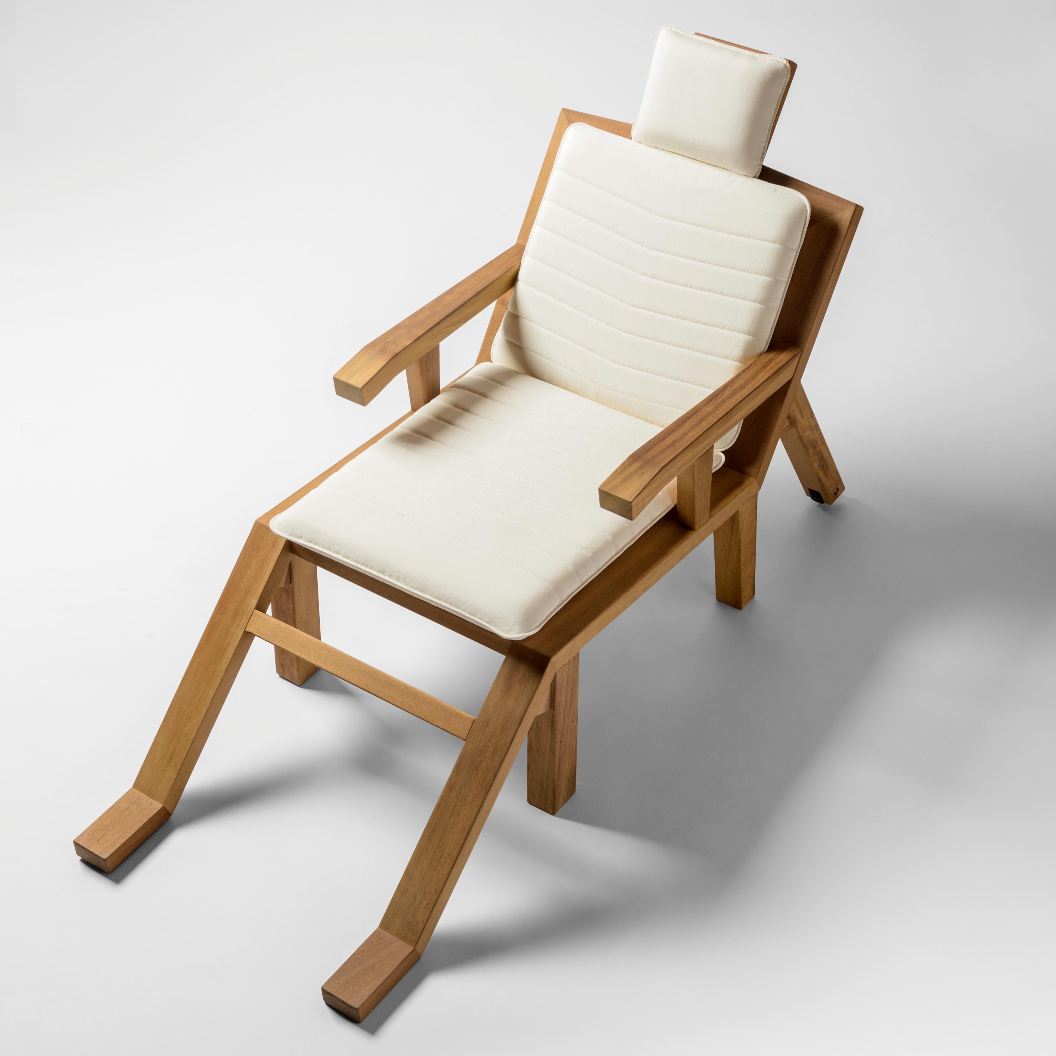 Design by Salvador Dalí­­, 1903 
manufactured by BD Barcelona

Solid Iroko wooden structure with polyamide wheels. Optional upholstered cushion with water repellent foam and material Apt for outdoor use. The cover is removable.

Measures: 69 x