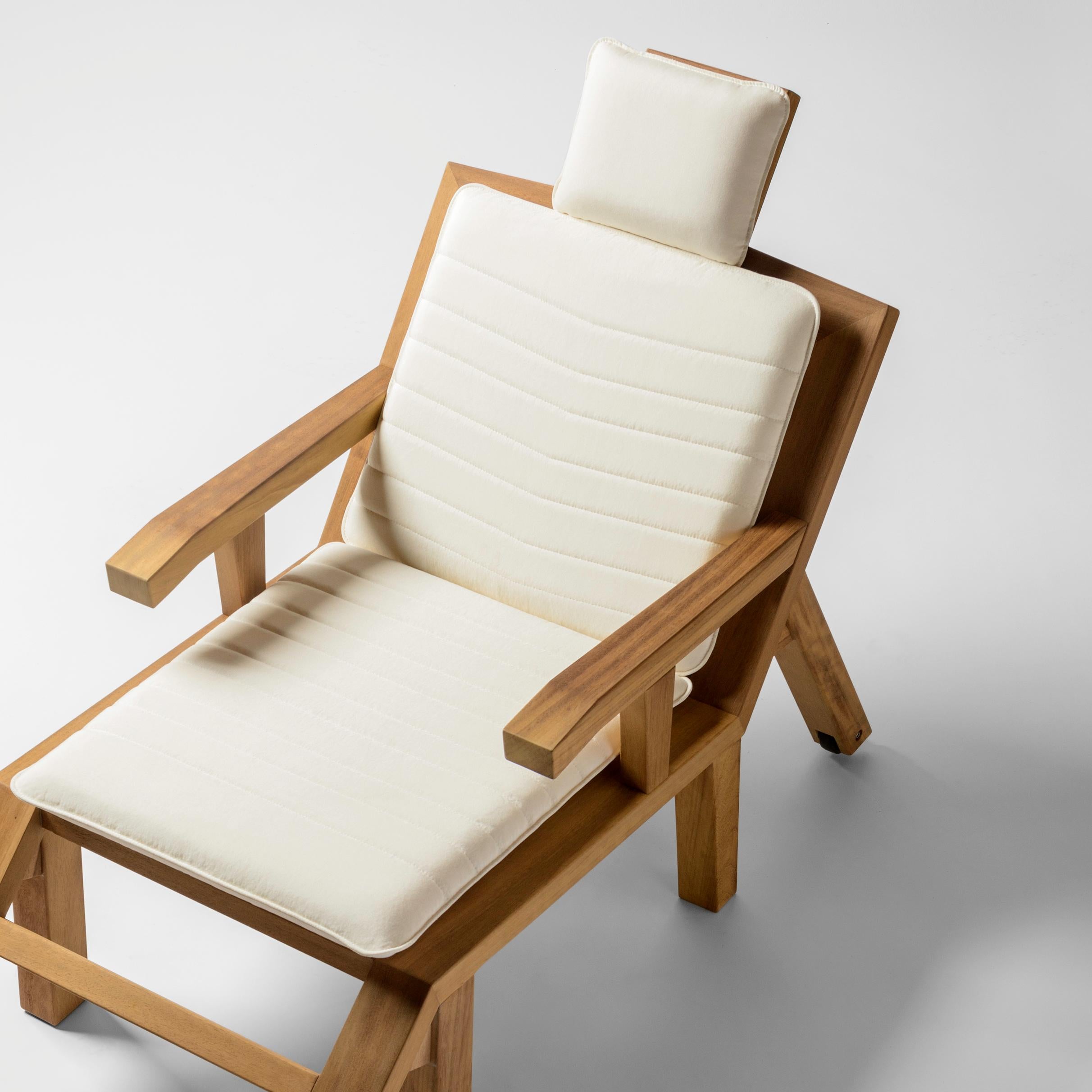 Espagnol Salvador Dali Contemporary Wood Sculpture Sunbed with Cushion (lit de soleil avec coussin) en vente