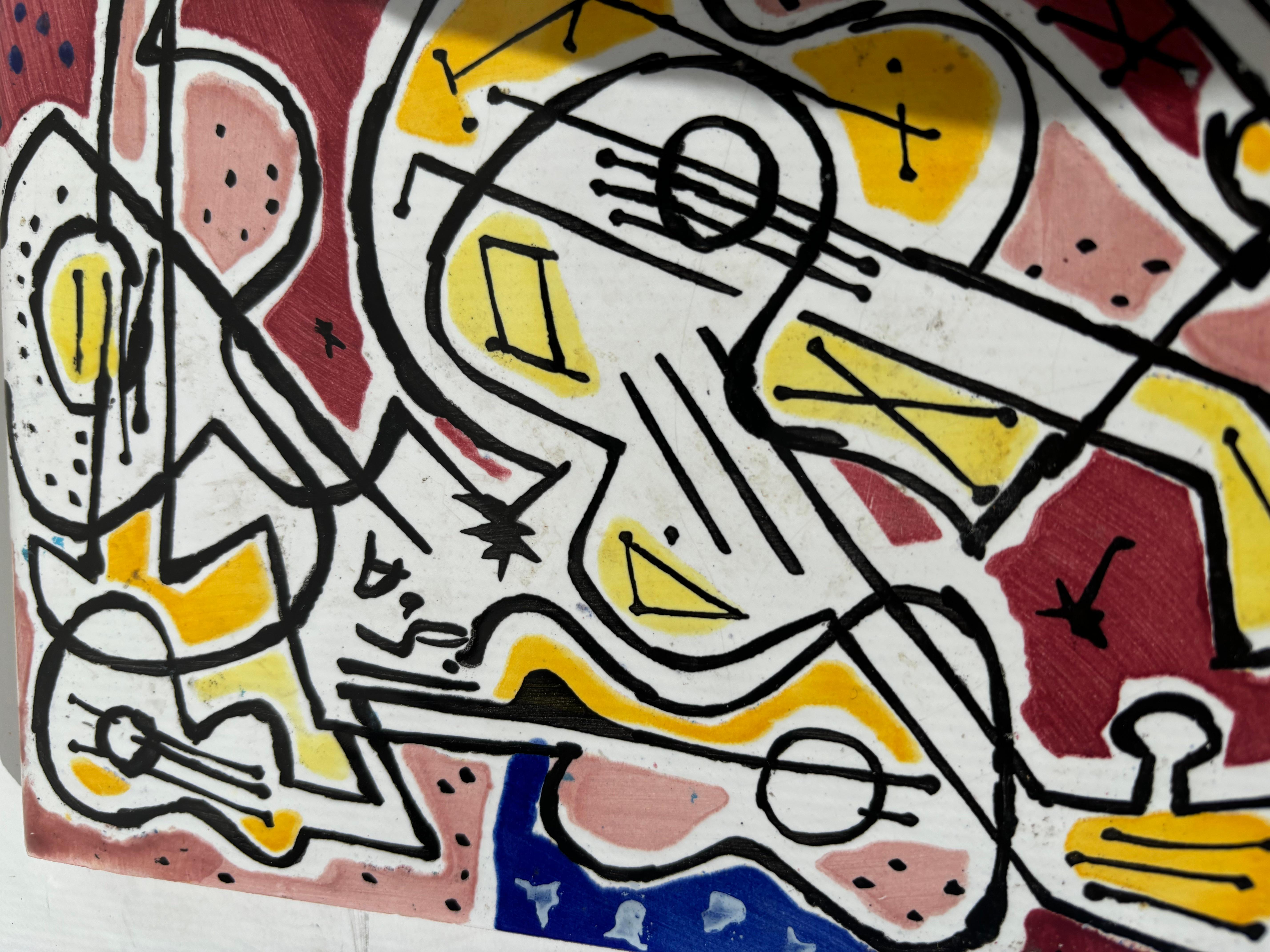 Nizza surrealistisches Bild dieser Keramikfliese nach Salvador Dali Kunstwerk, und in seinem eigenen Land Spanien gemacht.Titel Les Guitares.