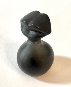 Flacon de parfum français noir avec Lips de Salvador Dali