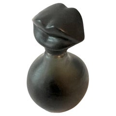 Flacon de parfum français noir avec Lips de Salvador Dali