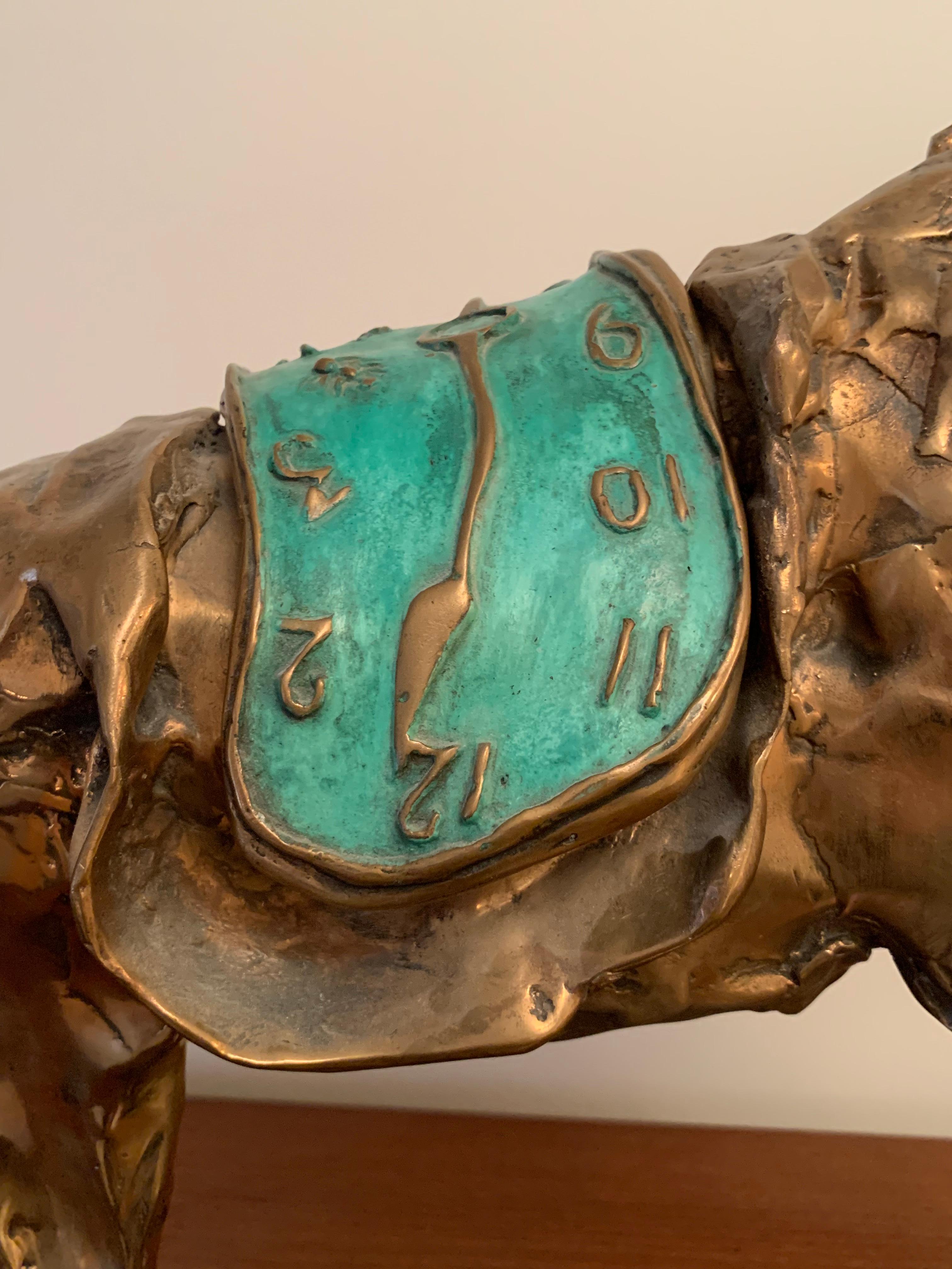 La scultura in bronzo Horse Saddled With Time di Salvador Dalì raffigura un cavallo sollevato sulle zampe posteriori. Il pensiero del tempo trascorso preoccupava molto Dalì, da qui il suo famoso motivo dell'orologio fuso.

L'idea di questa scultura