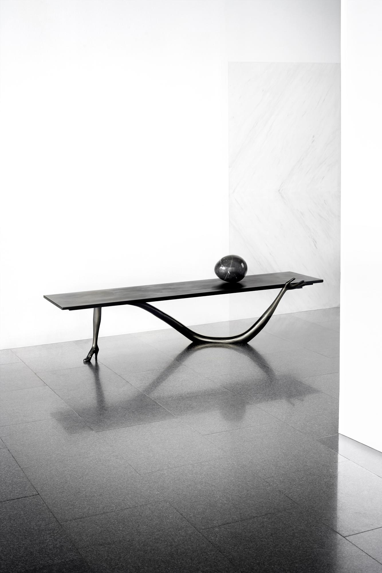 Verschönern Sie Ihren Raum mit dem seltenen und exquisiten Leda-Tisch von Salvador Dali, einem wahren Meisterwerk der Kunst und des Designs. Dieses vom surrealistischen Meister selbst entworfene und von BD gefertigte Black Label-Stück in limitierter