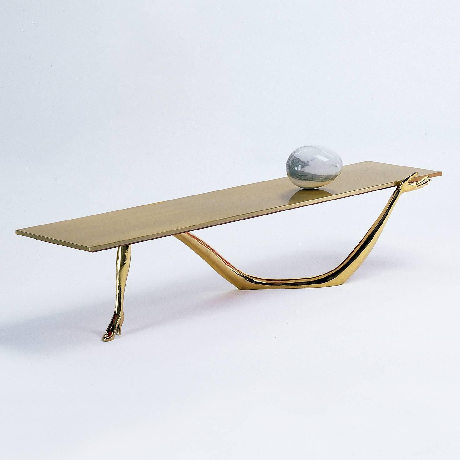 Leda niedriger Tisch, entworfen von Dali, hergestellt von BD.

Die Beine sind in einem Gusslack Messing.
Tischplatte aus gebürstetem und lackiertem Messing.
Ei aus Carrara-Marmor obenauf.

Maße: 51 x 190 x 61 H.cm

In den dreißiger Jahren umgab sich