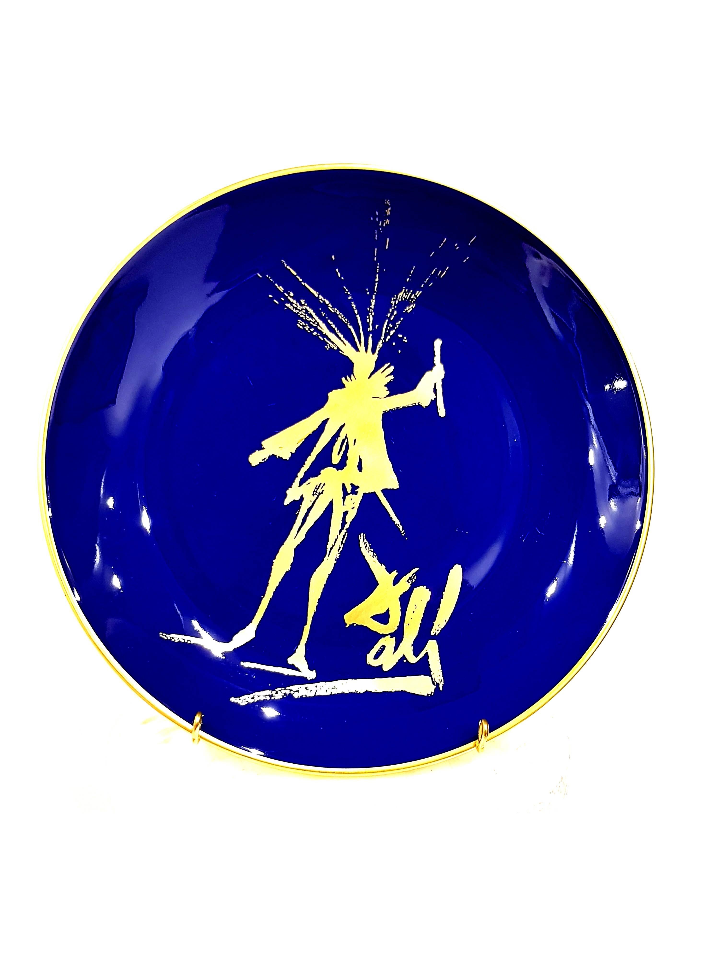 Faust - Porcelaine de Limoges - Bleu et or - Mixed Media Art de (after) Salvador Dali
