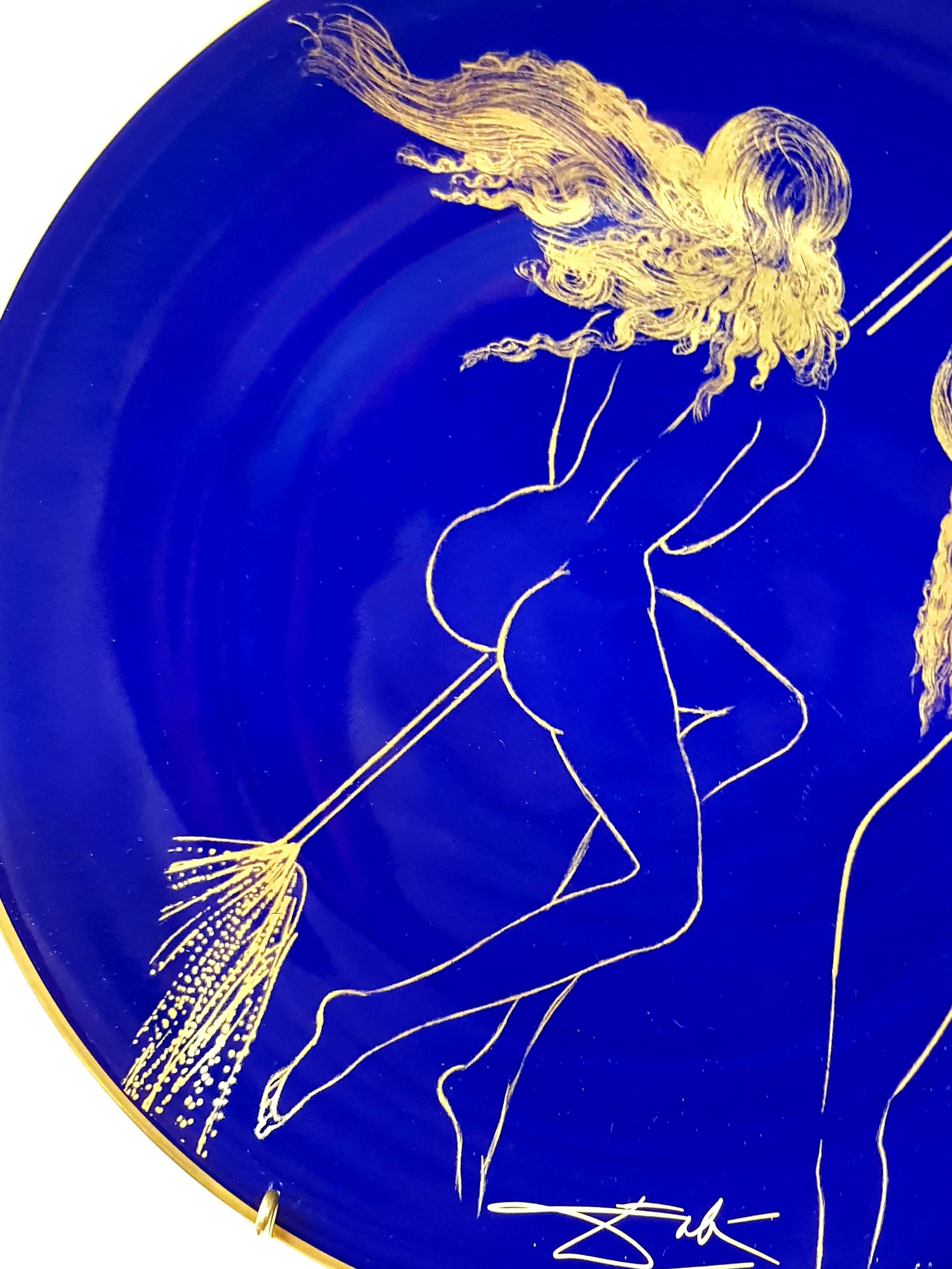 Sabat - Porcelaine de Limoges bleue et or - Moderne Mixed Media Art par (after) Salvador Dali
