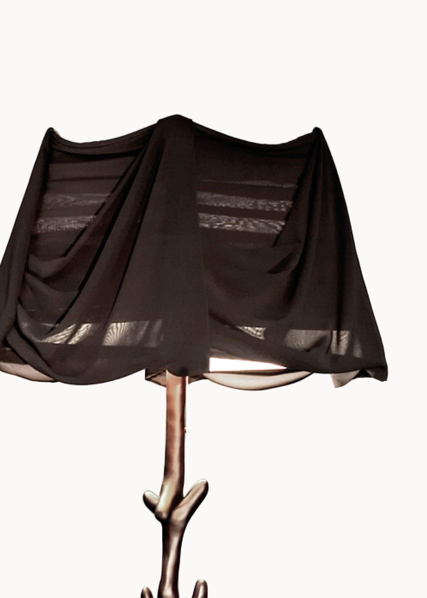 Lampe Muletas conçue par Salvador Dali et fabriquée par BD furniture à Barcelone.

Édition limitée
Bois de tilleul teinté satiné en noir.
Abat-jour en mousseline noire transparente.

Des matériaux raffinés et une fabrication artisanale pour remettre