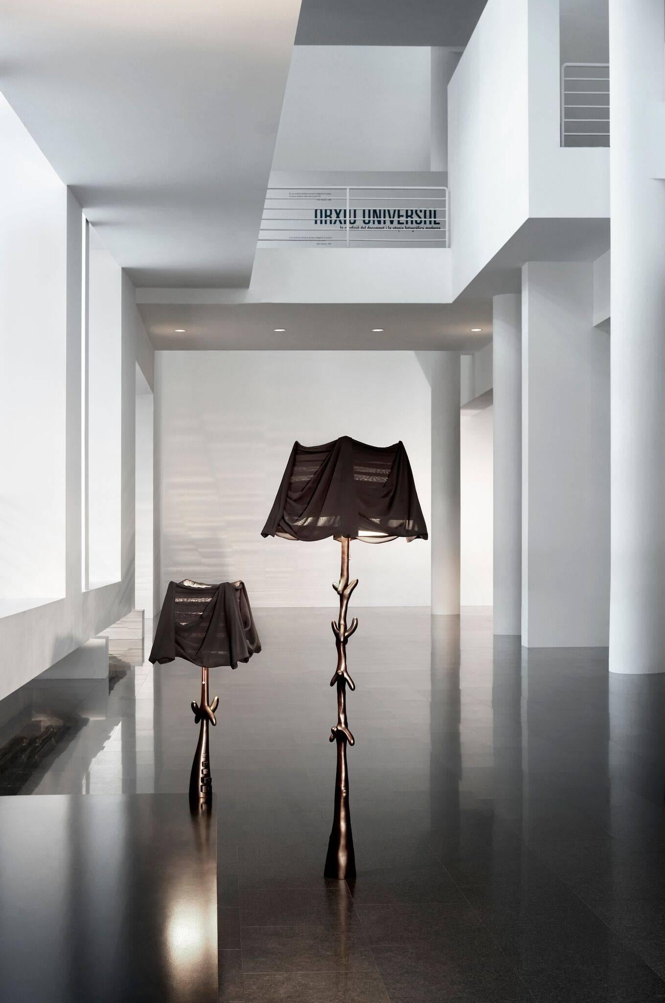 Lampe Muletas Limited Edition conçue par Salvador Dali et fabriquée par BD furniture à Barcelone.

Édition limitée
Bois de tilleul teinté satiné en noir.
Abat-jour en mousseline noire transparente.

Des matériaux raffinés et une fabrication