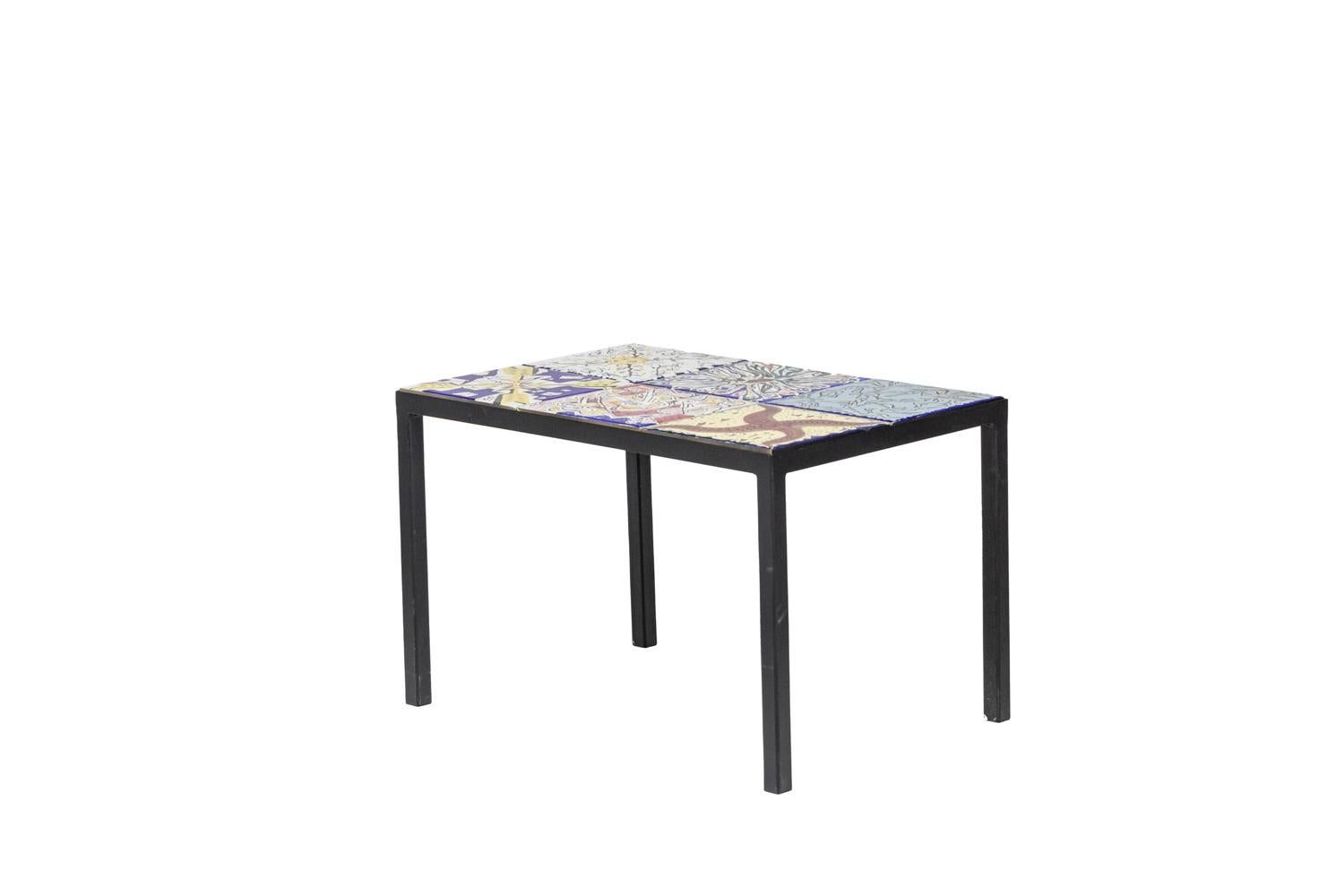 Salvador Dali, signed.

Pair of side tables. Tray made of colored ceramic tiles. Base in black lacquered metal.

Work realized in the 1960s.