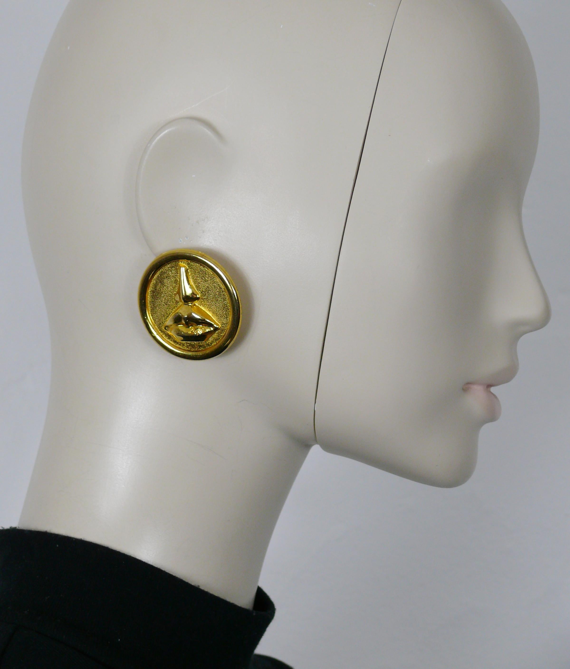 SALVADOR DALI Parfums vintage massive gold tone disc earrings (clip-on) featuring the iconic mouth and nose after Aphrodite of Cnidus.

Marked Promotion Parfums SALVADOR DALI.

Indicative measurements : diameter approx. 4 cm (1.57 inches).

Weight