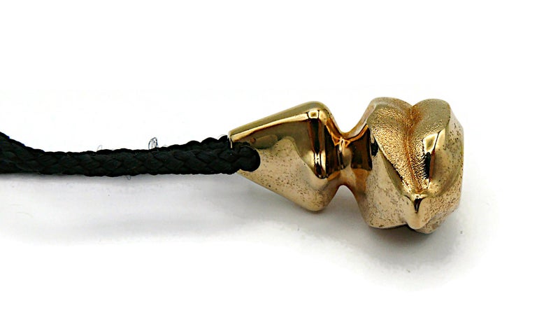 Collier Vintage Dali - Pendentif Doré "Bouche-Nez" Sur Cordon Noir - Bijou Rare Et Original D'occasion