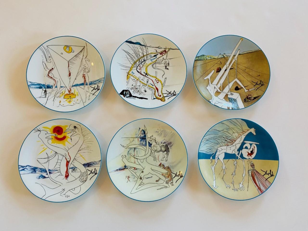 Porzellan-Unikate aus Limoges, Frankreich. Diese einzigartige und seltene Sammlung von Limoges bringt das Werk von Salvador Dali mit 6 verschiedenen Werken auf jedem der Teller. Diese Sammlung stammt aus den frühen 80er Jahren. Jedes Stück ist
