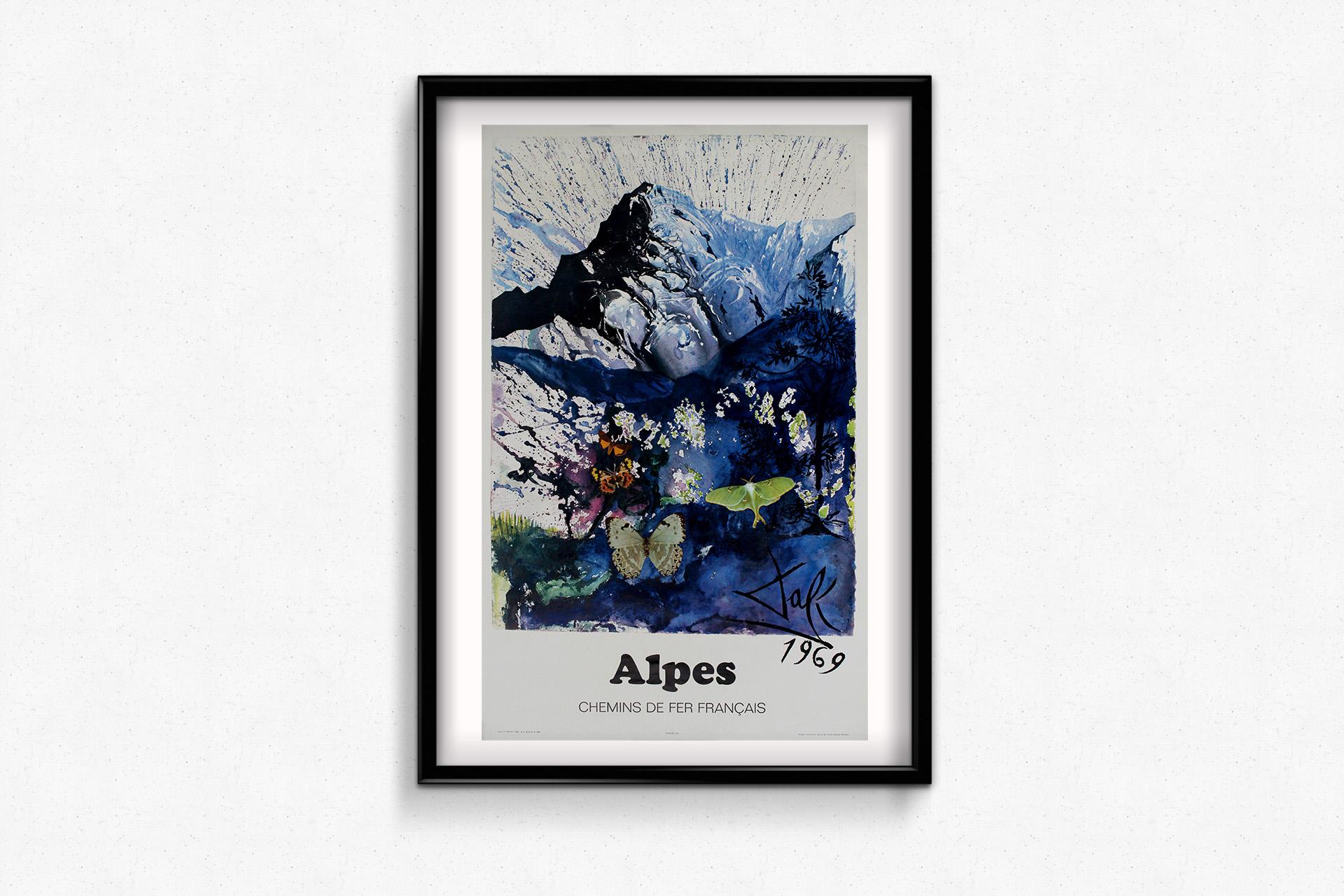 Nel 1970, la SNCF French Railway commissionò al leggendario Salvador Dalí un poster di viaggio per promuovere le Alpi come destinazione principale. Il risultato è una straordinaria fusione di surrealismo e natura, che trasforma il paesaggio alpino