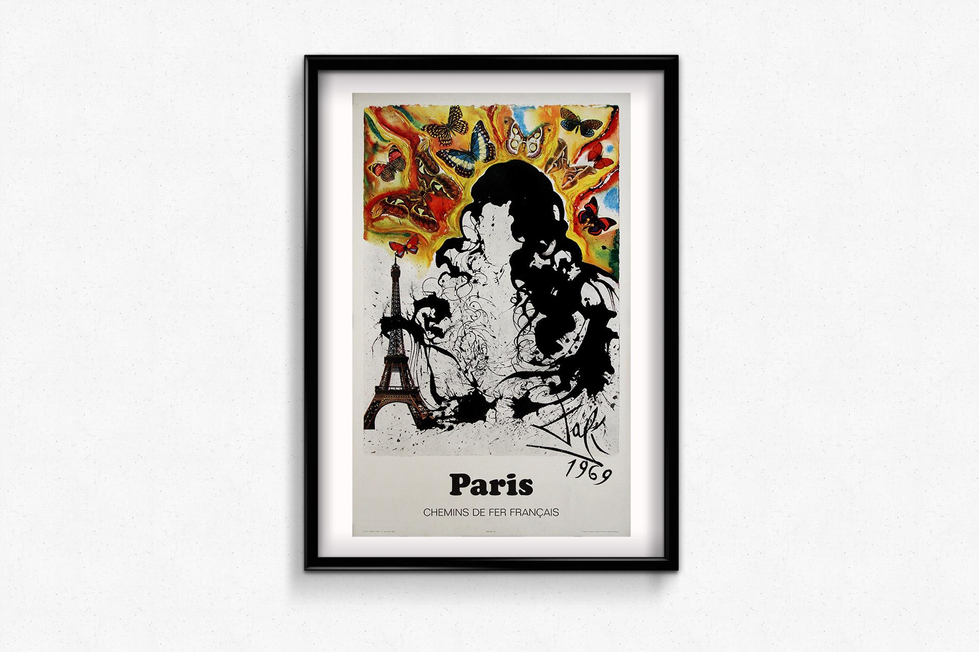Cette affiche originale de 1970 a été créée par le légendaire artiste surréaliste Salvador Dalí pour les Chemins de Fer Français dans le cadre d'une campagne promotionnelle visant à mettre en valeur Paris comme destination de voyage. Dalí, connu
