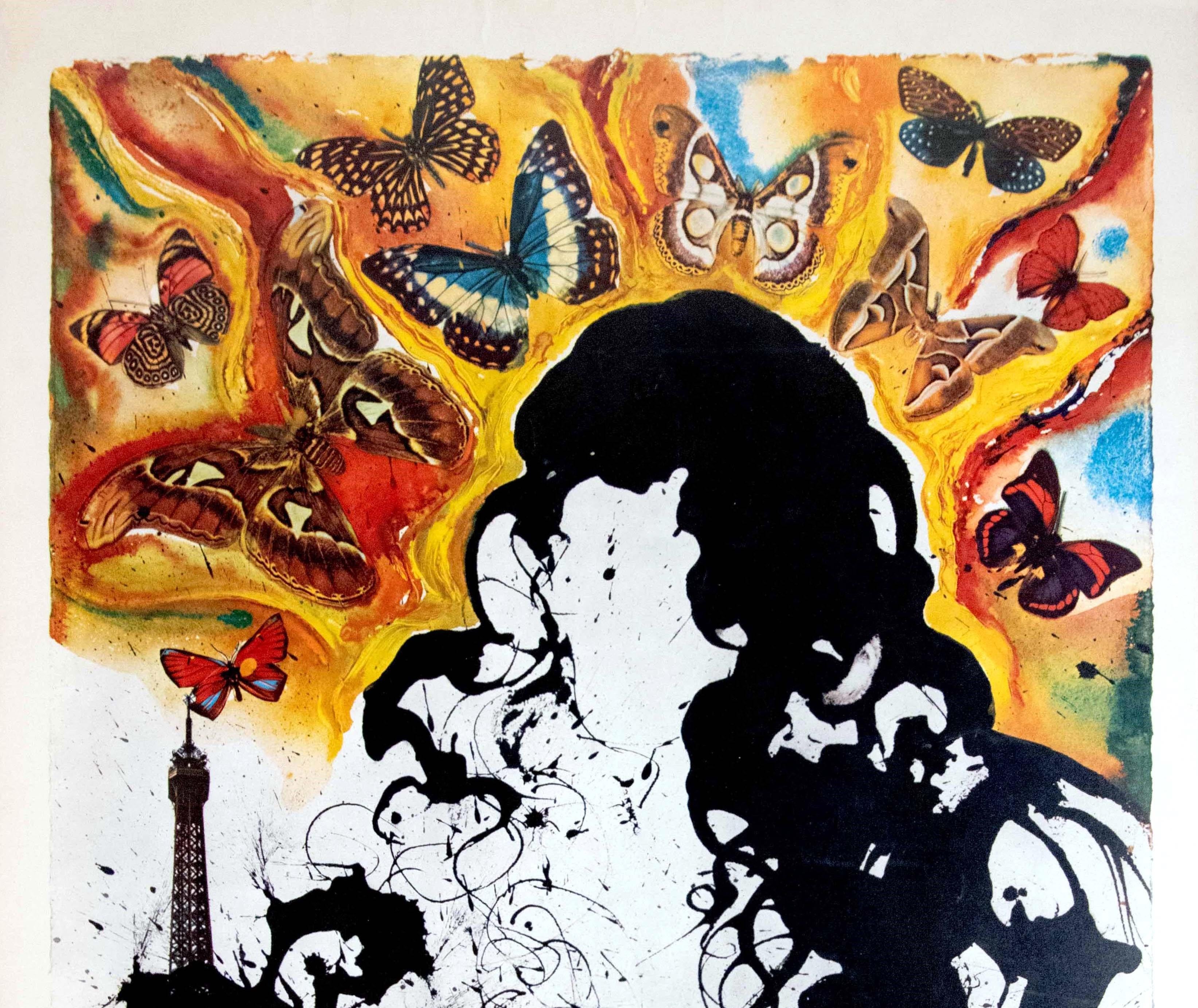 Affiche rétro originale, Paris, France, Voyage, Tour Eiffel, Motif papillon - Print de Salvador Dalí