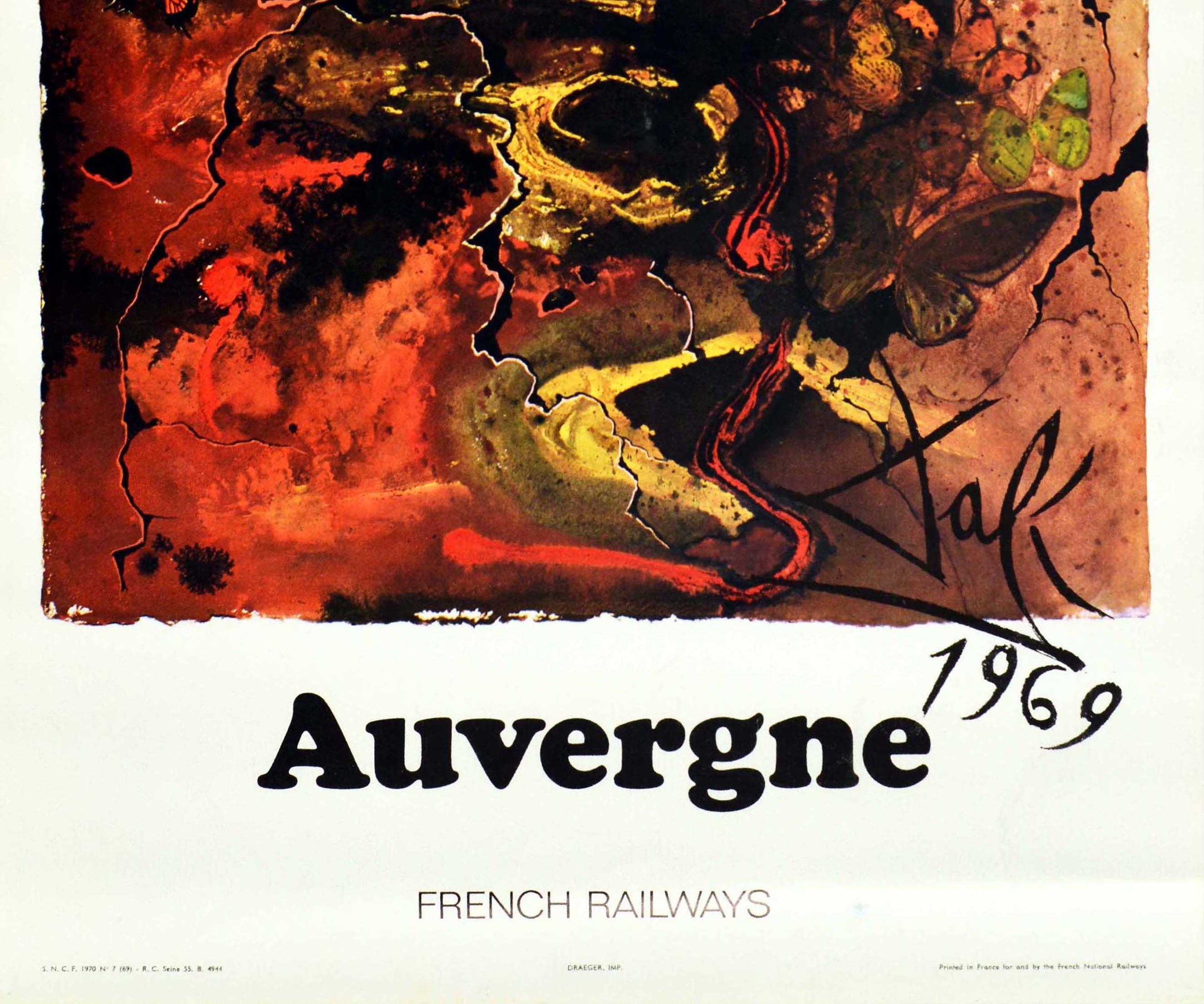 Affiche rétro originale des chemins de fer, Auvergne, par Dali pour la SNCF, Papillon, Art abstrait - Surréalisme Print par Salvador Dalí