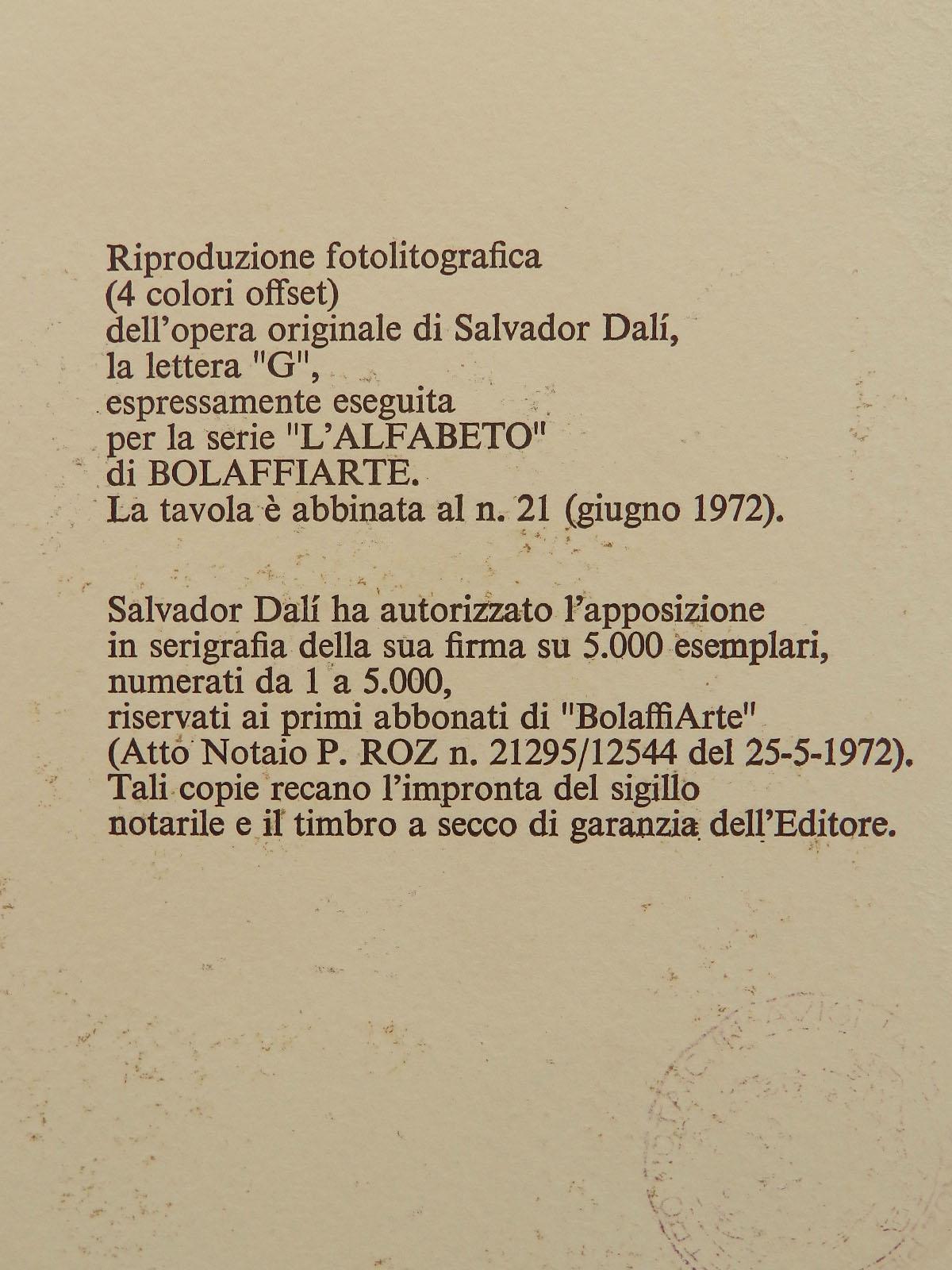 Fotolithographie von Salvador Dali für Bolaffiarte:: 1972:: Alphabet-Serie:: „G“:: Mid-century 
Dali widmete diesem Werk ausdrucksstark Bolaffiarte 
Garantiert authentisch aus seinem Atelier in Italien auf der Rückseite von Bolaffiarte